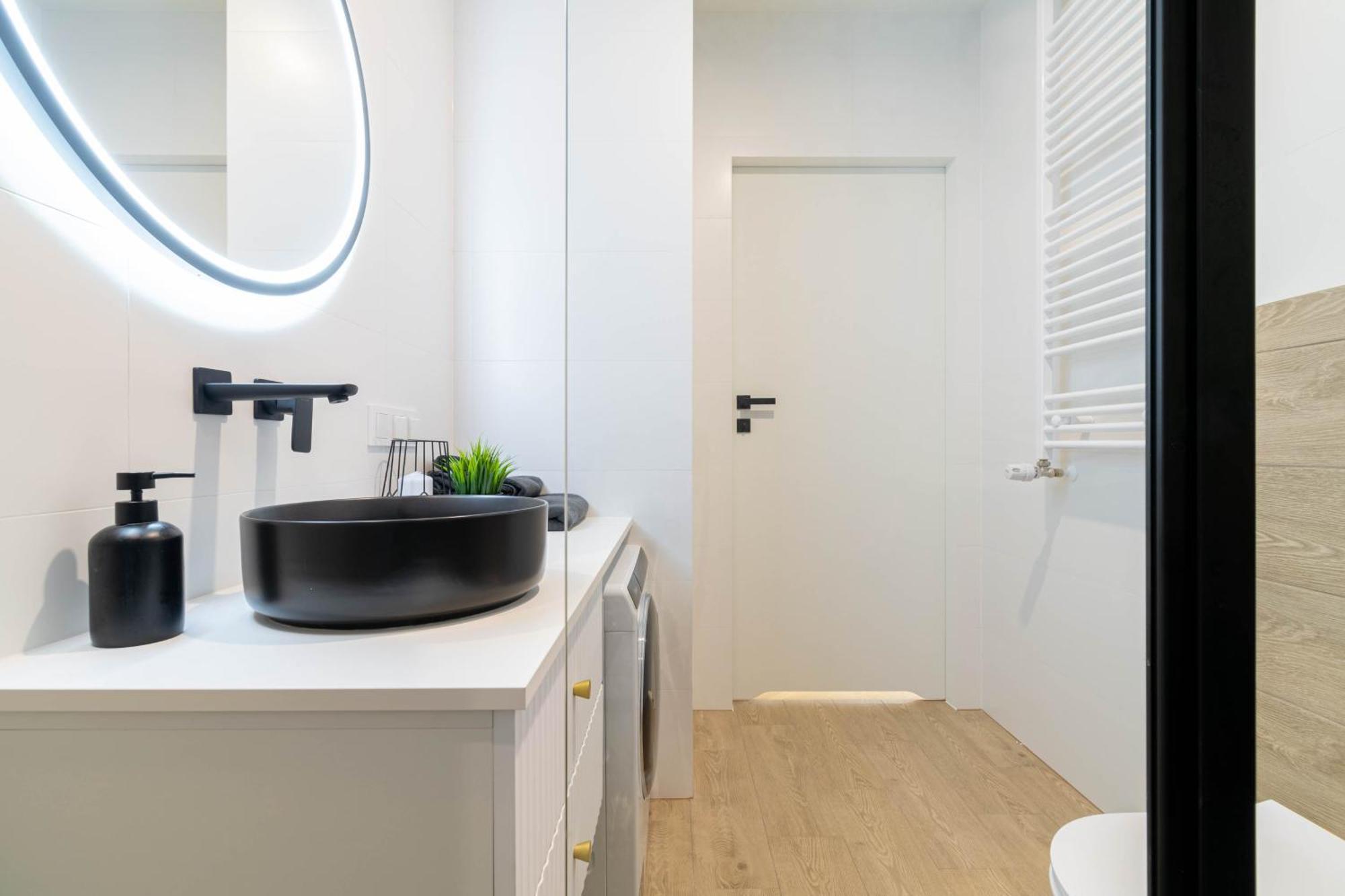 Blue Apartment Ceglana - Free Parking - Self Check-In Katowice Bagian luar foto