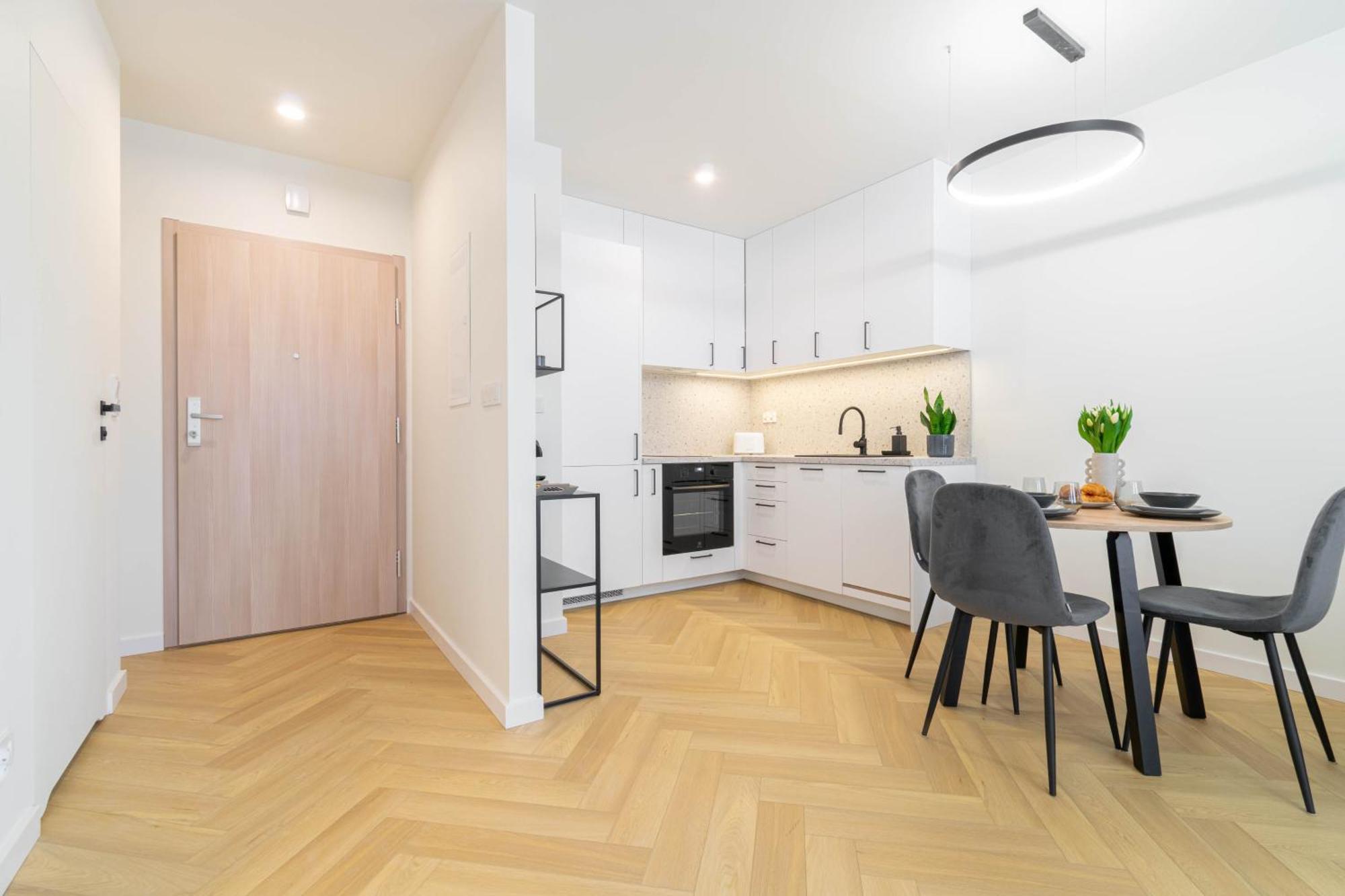 Blue Apartment Ceglana - Free Parking - Self Check-In Katowice Bagian luar foto