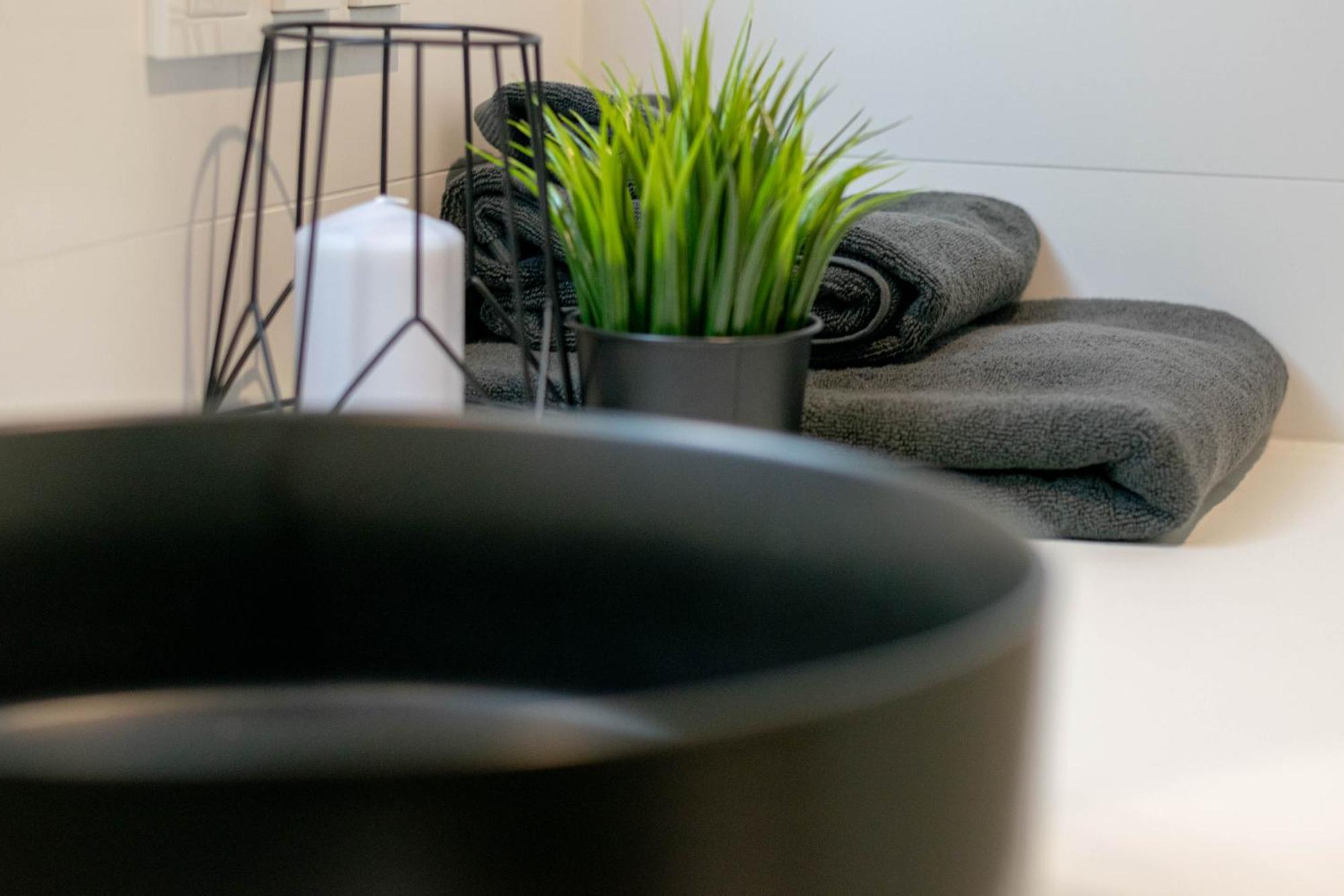 Blue Apartment Ceglana - Free Parking - Self Check-In Katowice Bagian luar foto